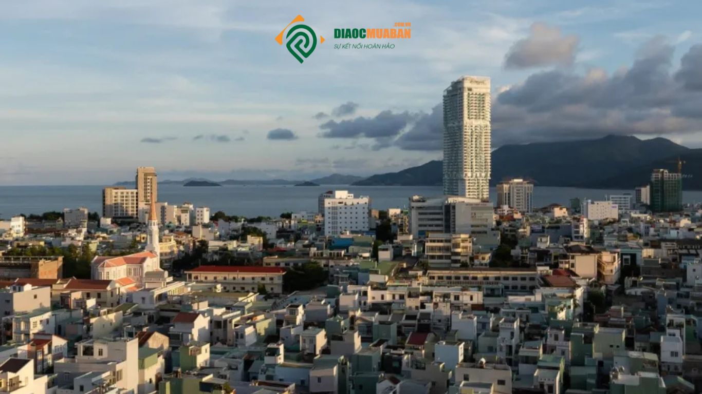 Trung tâm thành phố Quy Nhơn nhìn từ trên cao với các tòa nhà ven biển, thể hiện rõ sự phát triển đô thị và định hướng quy hoạch không gian hiện đại của Quy Nhơn.