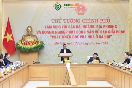 Thủ tướng Chính phủ chủ trì hội nghị bàn về Nghị quyết mới về phát triển nhà ở xã hội tại Hà Nội ngày 24 tháng 10 năm 2025.