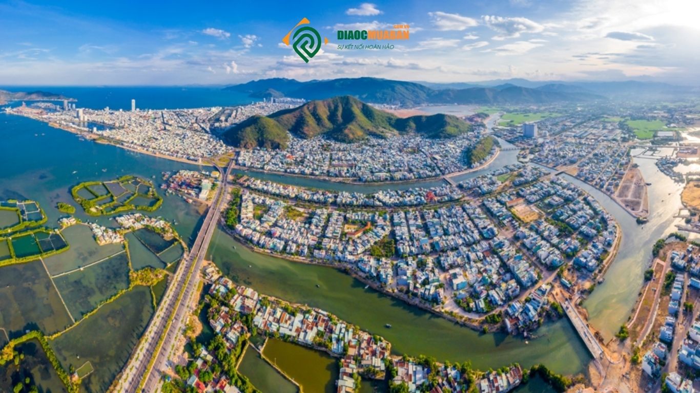 Toàn cảnh đô thị ven biển Quy Nhơn nhìn từ trên cao, phản ánh sự phát triển sôi động của thị trường bất động sản Việt Nam.